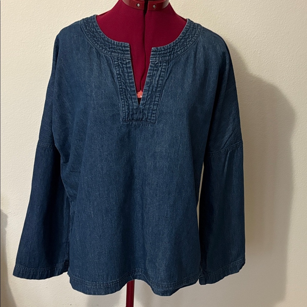 Universal Threads Denim Blue Large Top 100%cotton raglan sleeve Made in Cambodia